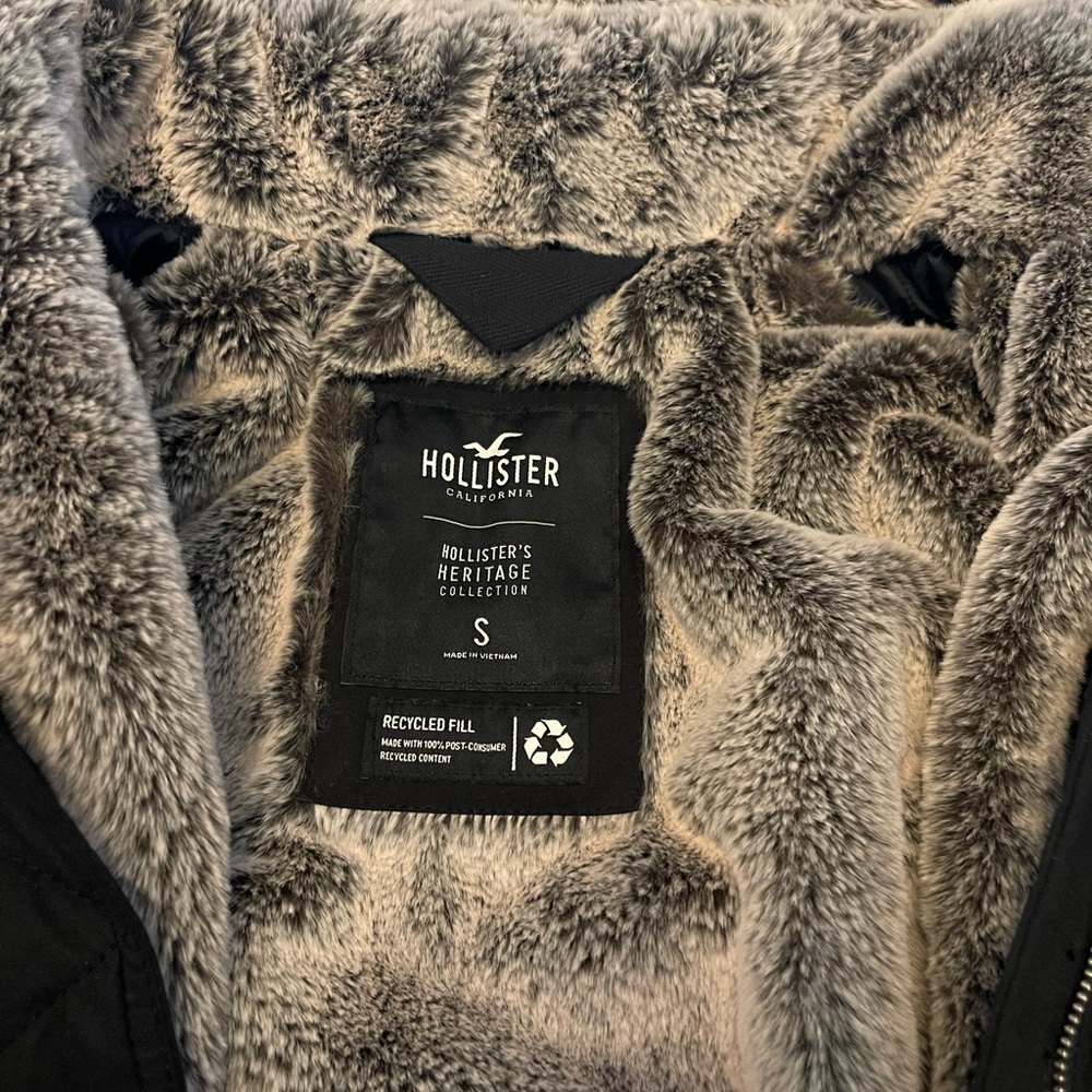 New without tags! Hollister Heritage Collection faux fur-lined parka. - Picture 2 of 7